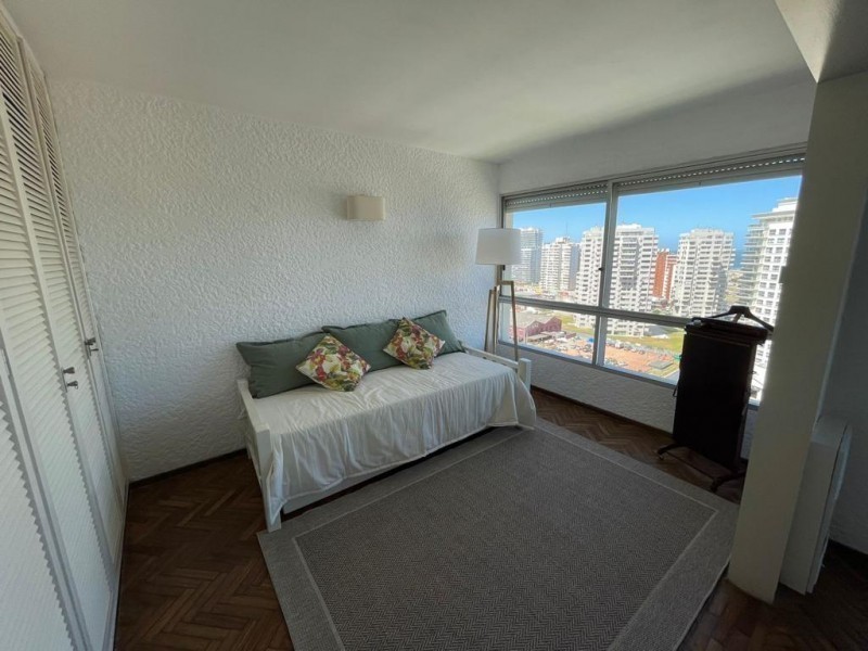 Piso alto frente a playa Mansa en alquiler 