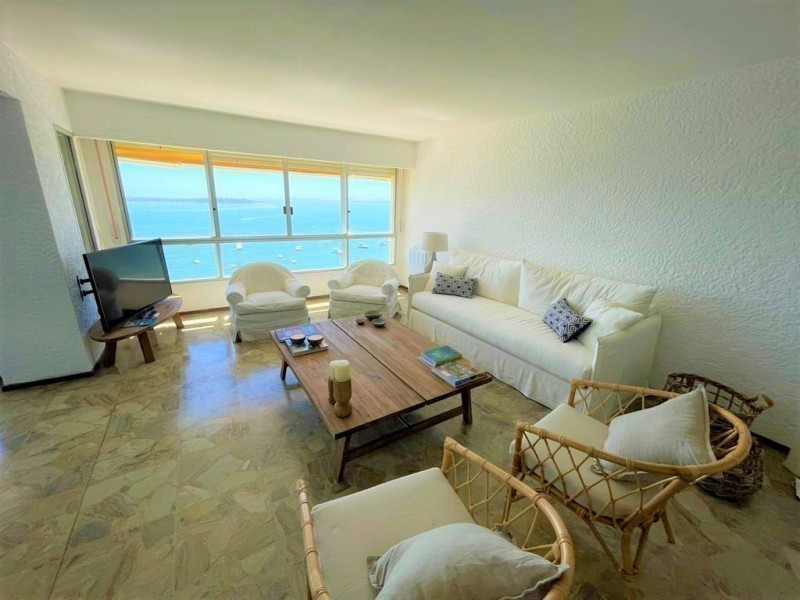 Piso alto frente a playa Mansa en alquiler 