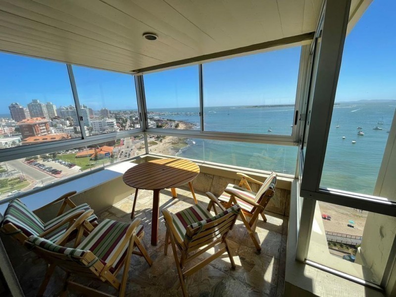 Piso alto frente a playa Mansa en alquiler 