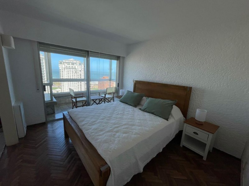 Piso alto frente a playa Mansa en alquiler 