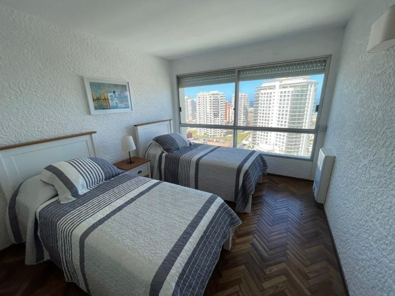 Piso alto frente a playa Mansa en alquiler 