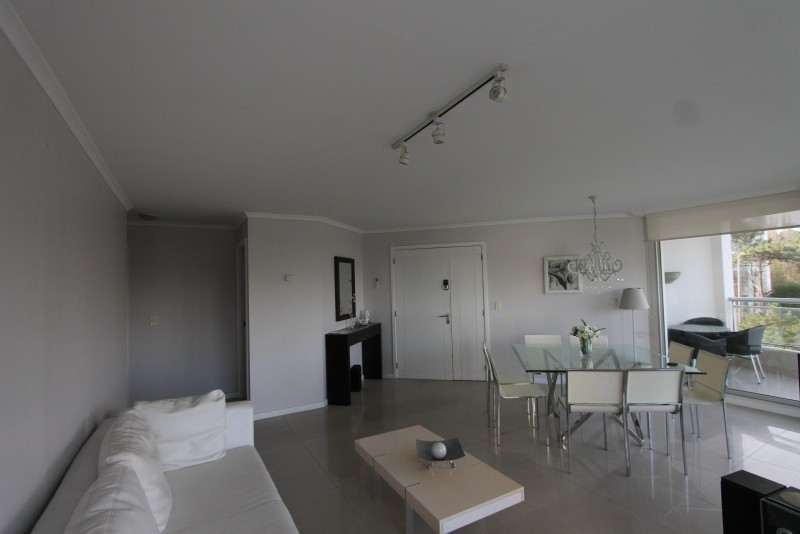 Departamento en venta sobre Av Roosevelt brava