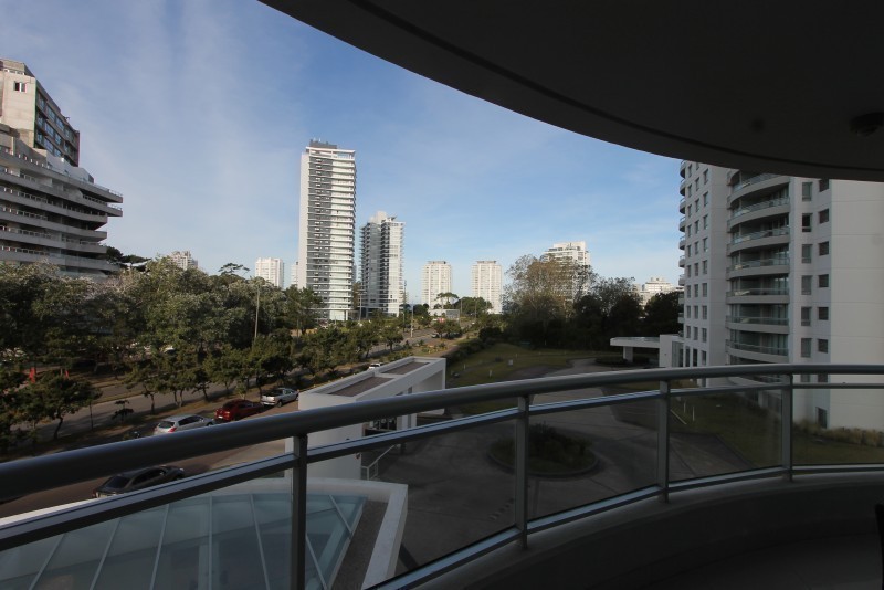 Departamento en venta sobre Av Roosevelt brava