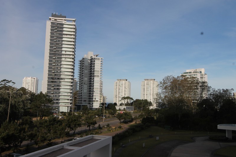 Departamento en venta sobre Av Roosevelt brava