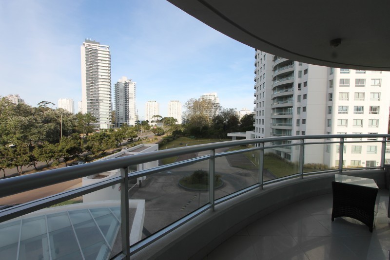 Departamento en venta sobre Av Roosevelt brava