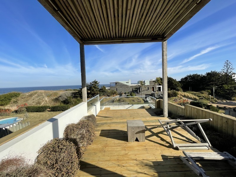 Muy linda casa en Tio Tom Punta Ballena en segunda línea con vista al mar