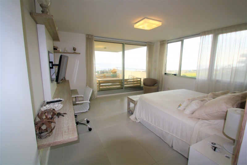 Amplio y moderno apto esquinero de 3 dorm y dep frente a Playa Mansa