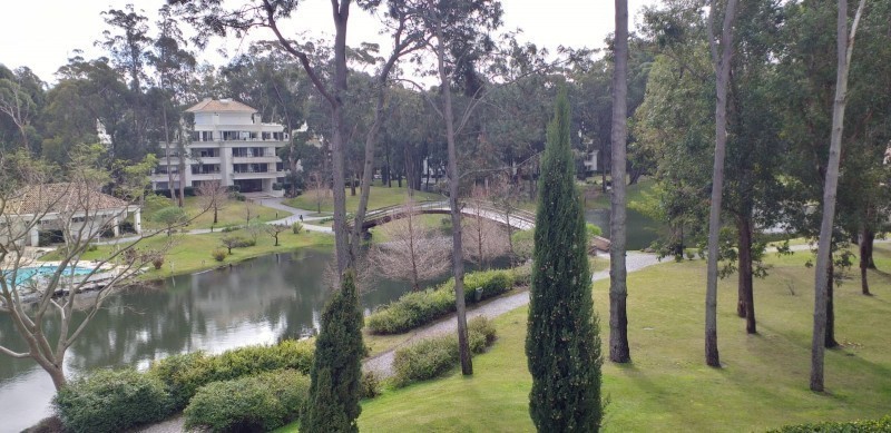 Moderno dpto  con parrillero en terraza frente al lago