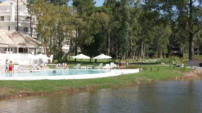 Moderno dpto  con parrillero en terraza frente al lago