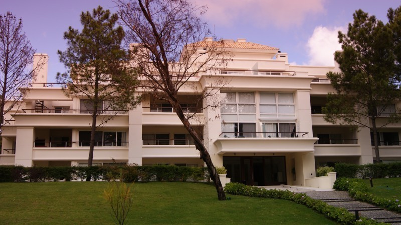 Moderno dpto  con parrillero en terraza frente al lago