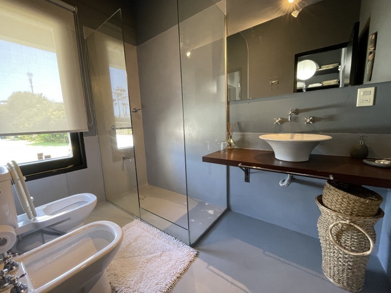 Casa moderna en Manantiales con pileta