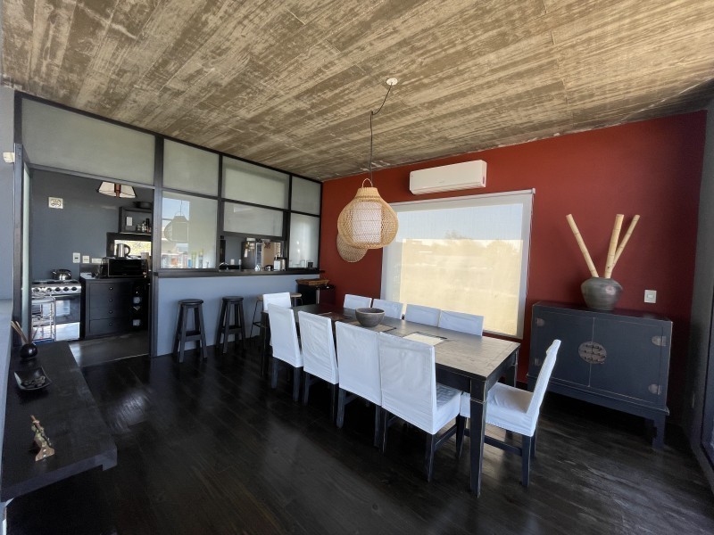 Casa moderna en Manantiales con pileta