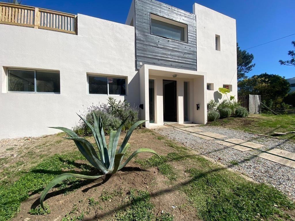 Moderna casa 3 dorm con pileta en Manantiales para alquiler