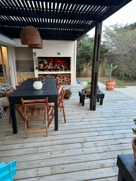 Moderna casa 3 dorm con pileta en Manantiales para alquiler