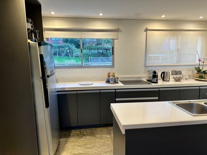 Moderna casa 3 dorm con pileta en Manantiales para alquiler