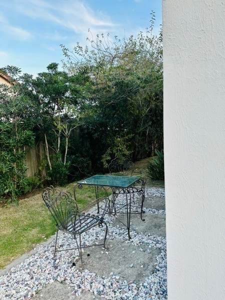 Moderna casa 3 dorm con pileta en Manantiales para alquiler