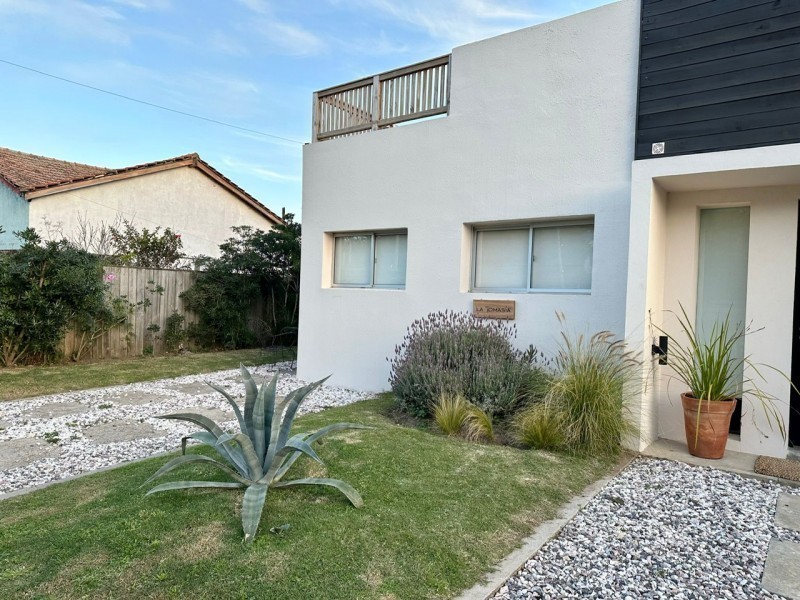 Moderna casa 3 dorm con pileta en Manantiales para alquiler