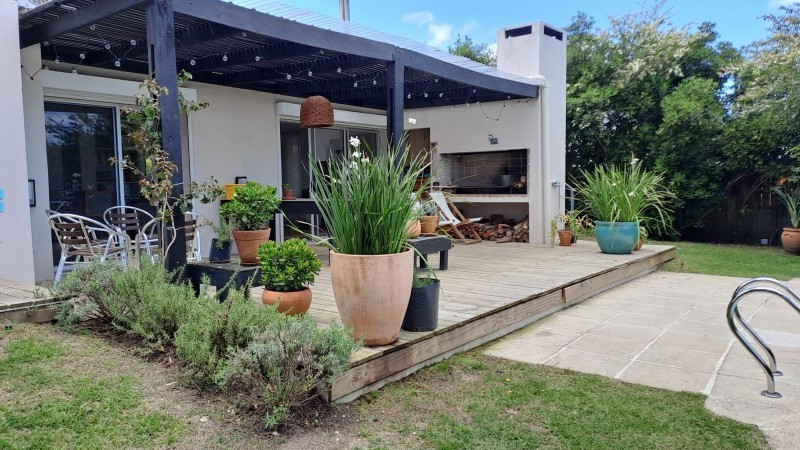 Moderna casa 3 dorm con pileta en Manantiales para alquiler