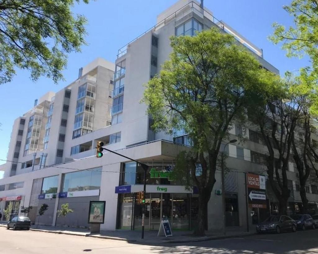 Amplo y luminoso apartamento con patio y Parrillero en Tres Cruces
