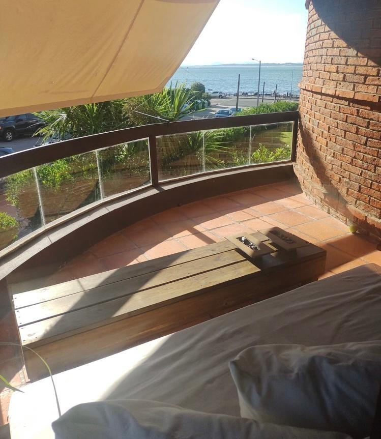 En edificio frente al mar en Peninsula, alquiler