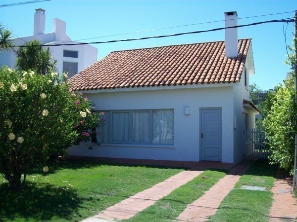 Casa en alquiler en lo mejor de La Barra a metros del mar.