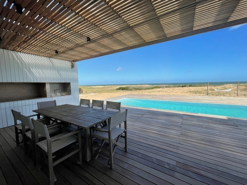 Espectacular beach house en venta sobre el mar