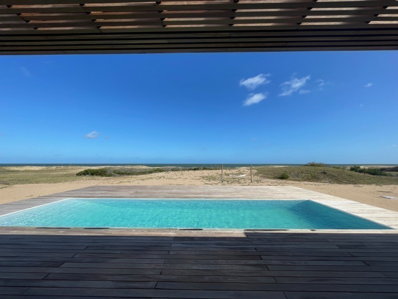 Espectacular beach house en venta sobre el mar