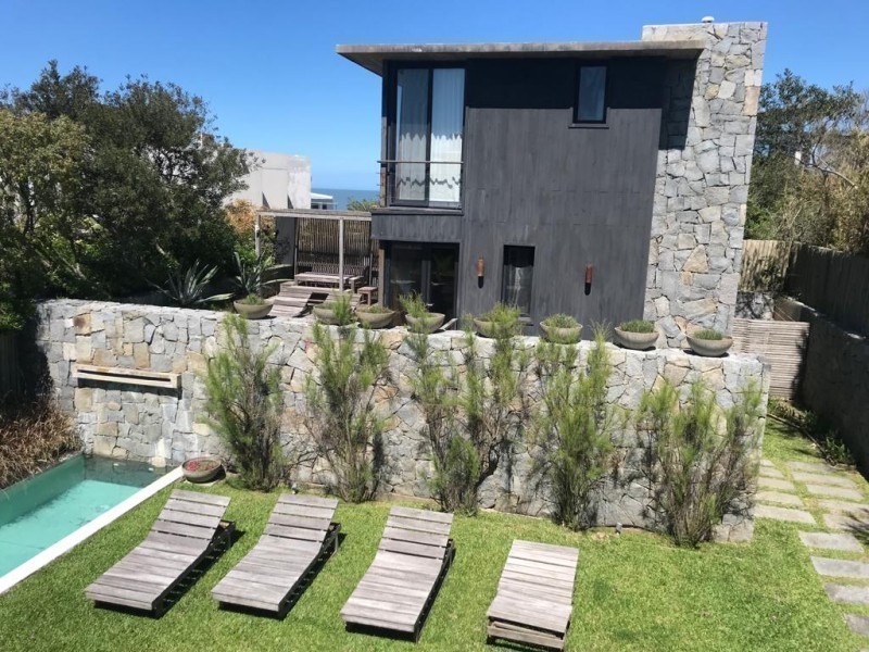 Muy linda casa con vista al mar en Punta Piedras