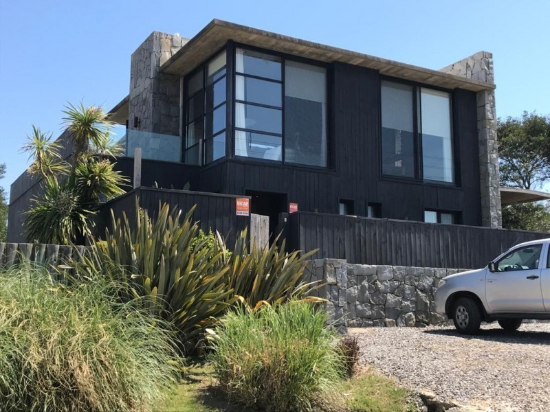 Muy linda casa con vista al mar en Punta Piedras