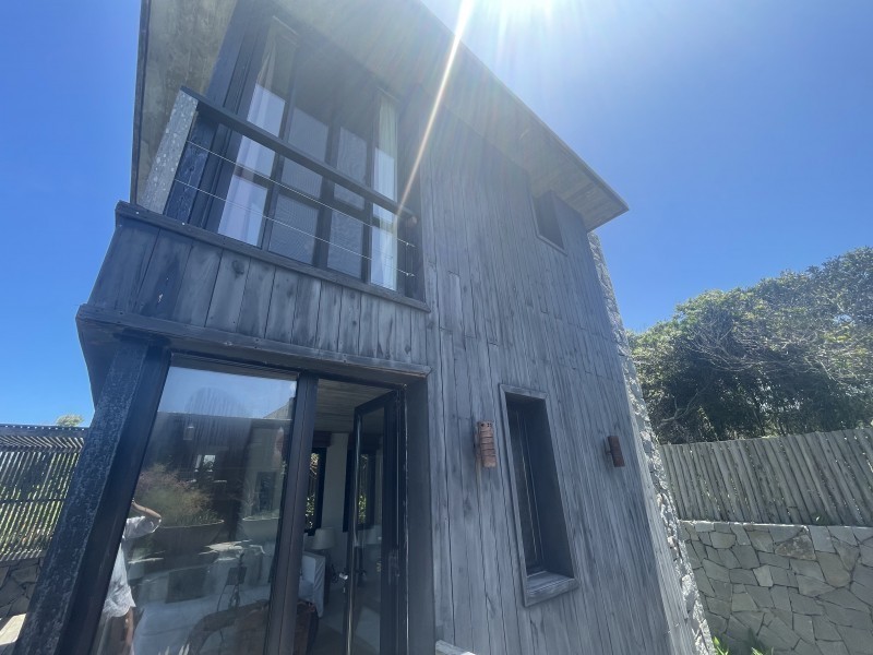 Muy linda casa con vista al mar en Punta Piedras