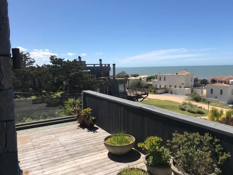 Muy linda casa con vista al mar en Punta Piedras