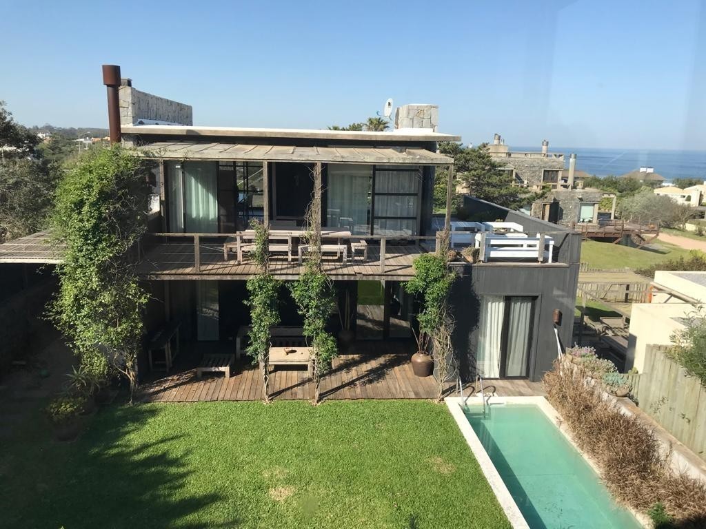 Muy linda casa con vista al mar en Punta Piedras