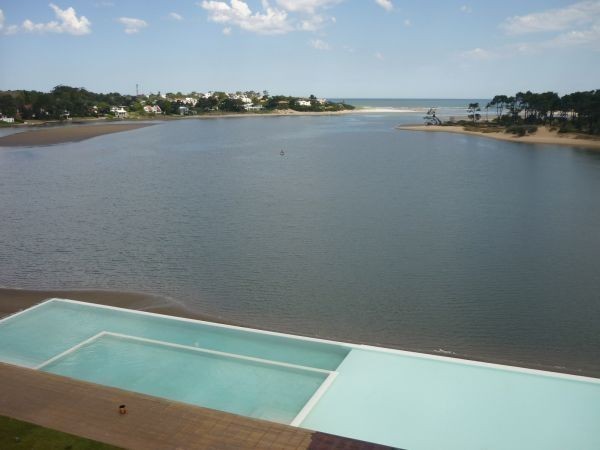 Sofisticado penthouse con una vista inmejorable en alquiler sobre La Barra.