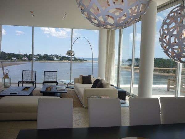 Sofisticado penthouse con una vista inmejorable en alquiler sobre La Barra.