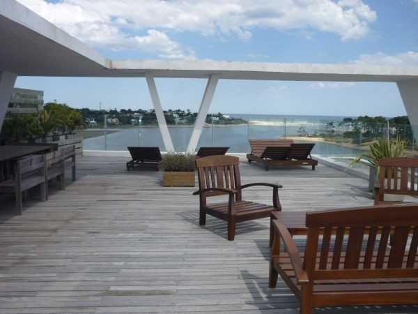 Sofisticado penthouse con una vista inmejorable en alquiler sobre La Barra.