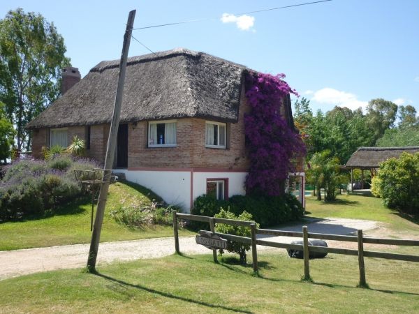 Amplia cabaña en alquiler con pileta en el Tesoro, La Barra.