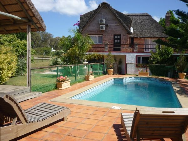 Amplia cabaña en alquiler con pileta en el Tesoro, La Barra.