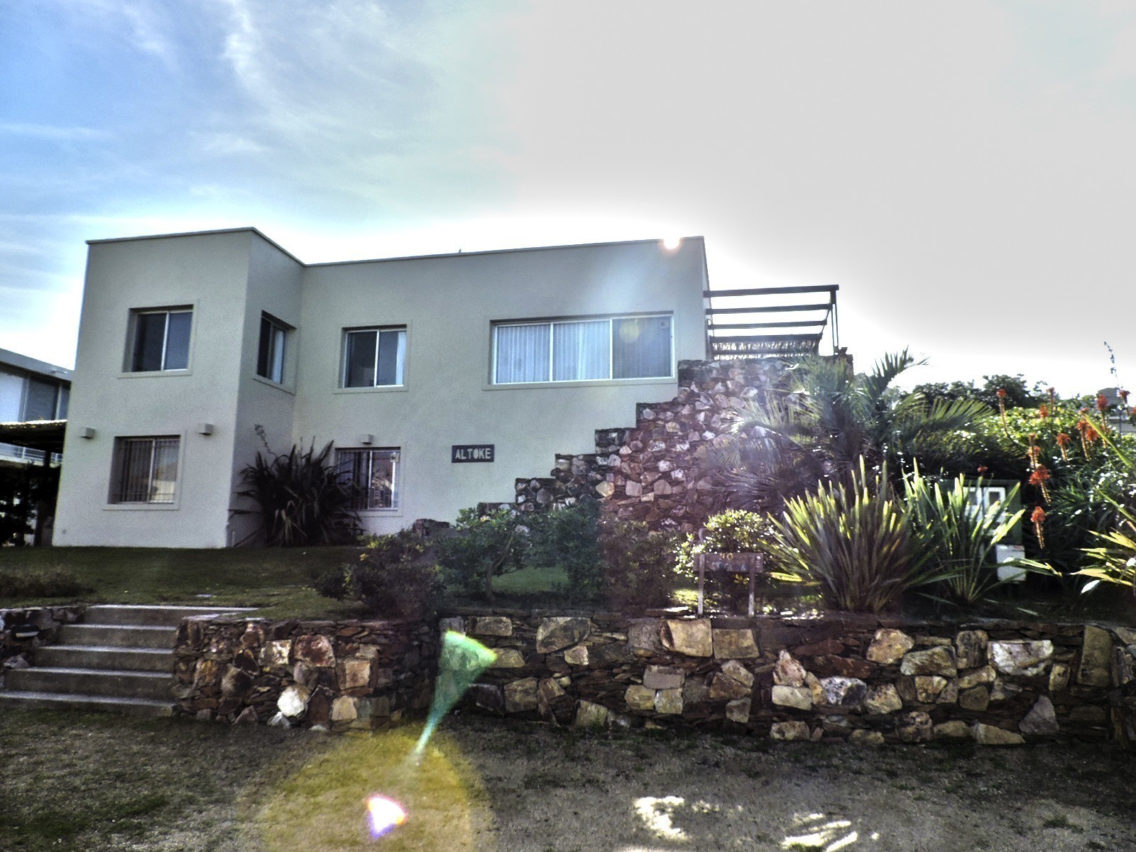 Moderna casa en alquiler y venta a pasitos del mar en Montoya, La Barra.