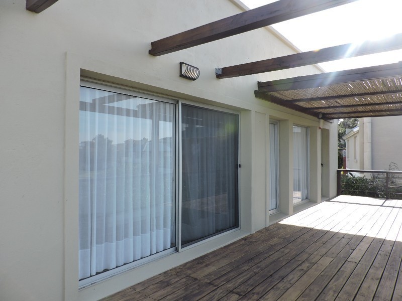 Moderna casa en alquiler y venta a pasitos del mar en Montoya, La Barra.