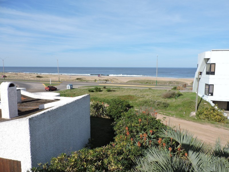 Moderna casa en alquiler y venta a pasitos del mar en Montoya, La Barra.