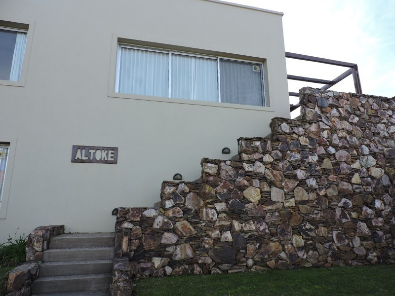 Moderna casa en alquiler y venta a pasitos del mar en Montoya, La Barra.