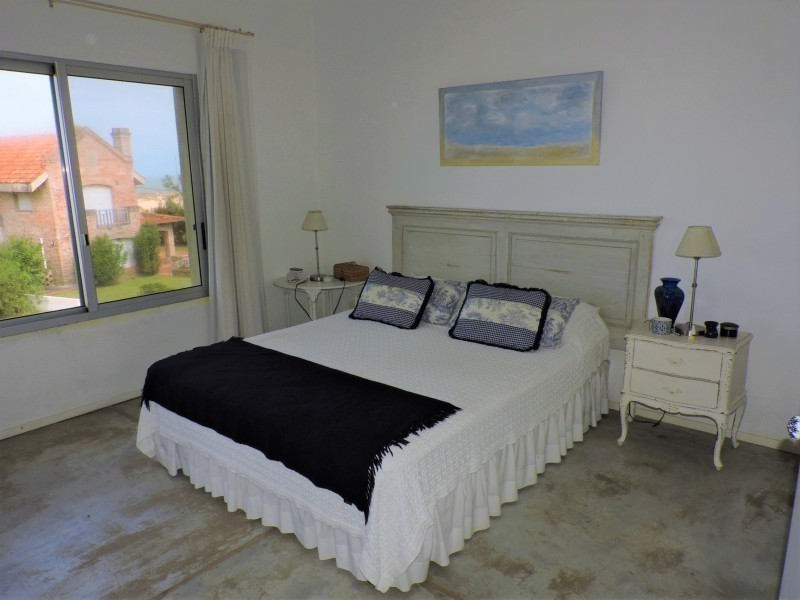 Moderna casa en alquiler y venta a pasitos del mar en Montoya, La Barra.