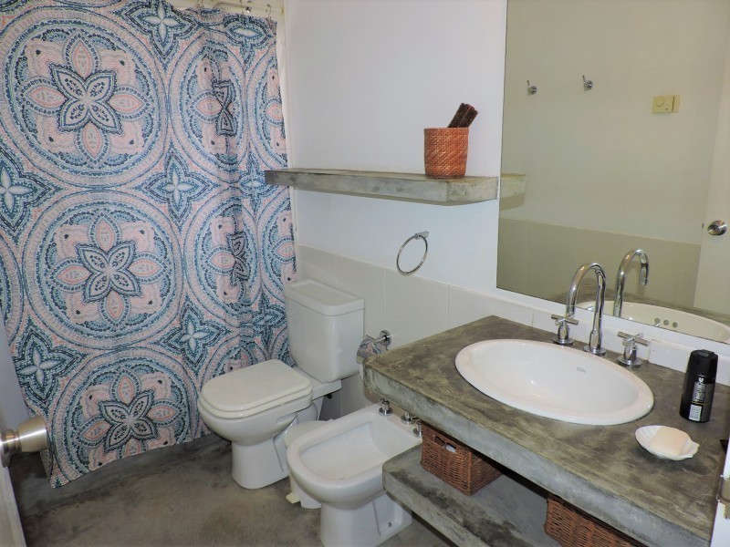 Moderna casa en alquiler y venta a pasitos del mar en Montoya, La Barra.