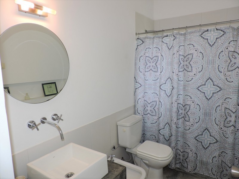 Moderna casa en alquiler y venta a pasitos del mar en Montoya, La Barra.