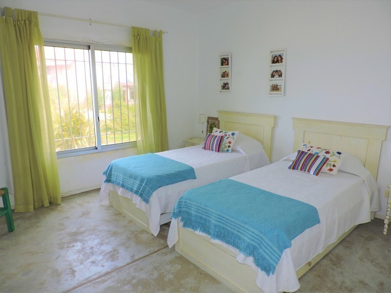 Moderna casa en alquiler y venta a pasitos del mar en Montoya, La Barra.