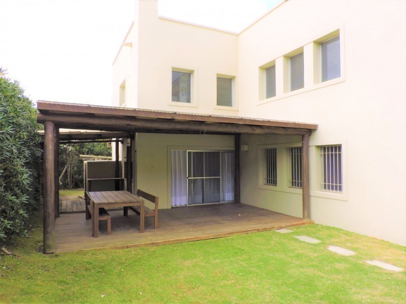 Moderna casa en alquiler y venta a pasitos del mar en Montoya, La Barra.