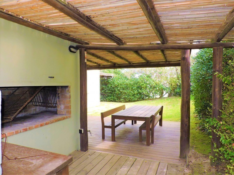 Moderna casa en alquiler y venta a pasitos del mar en Montoya, La Barra.
