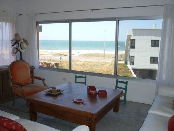 Moderna casa en alquiler y venta a pasitos del mar en Montoya, La Barra.