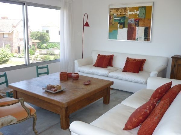 Moderna casa en alquiler y venta a pasitos del mar en Montoya, La Barra.