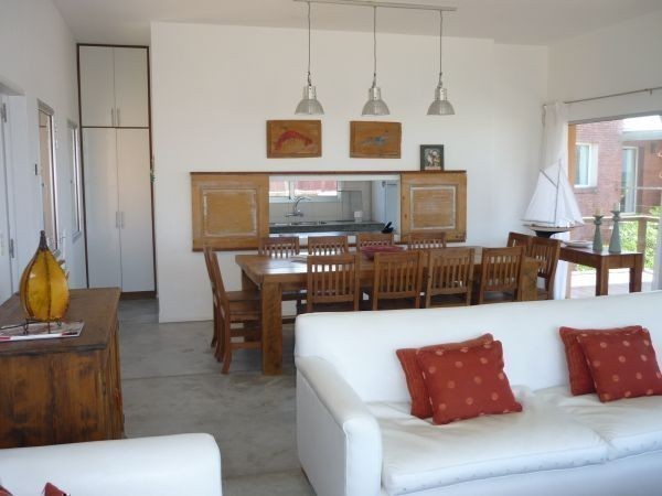 Moderna casa en alquiler y venta a pasitos del mar en Montoya, La Barra.